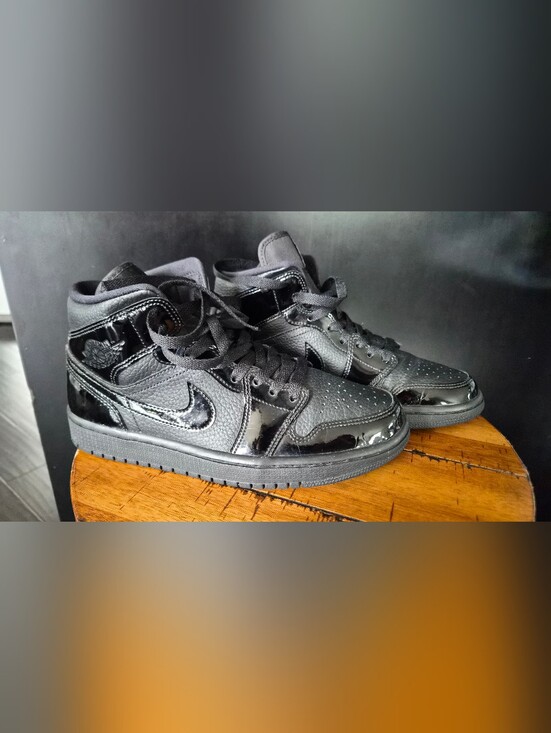 Jordan Shoes - Nike Jordan 1 Mid
